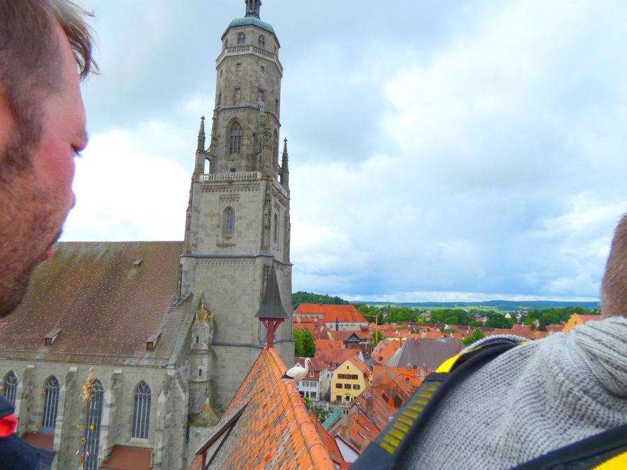 Kirchturm Daniel mit Storchennestern auf den Dächern – Bild: Heidi Källner
