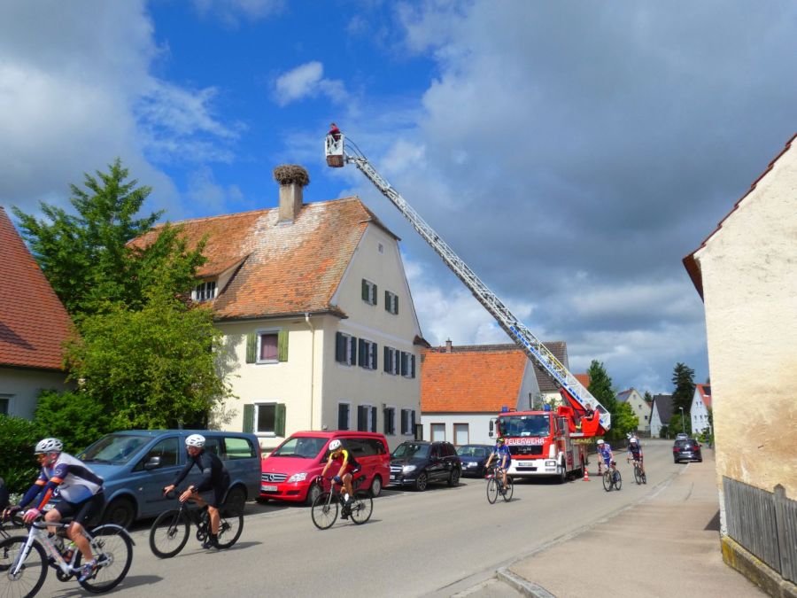 Einsatz der Feuerwehr-Drehleiter in Reimlingen – Beringung mitten im Ort – Bild: Heidi Källner