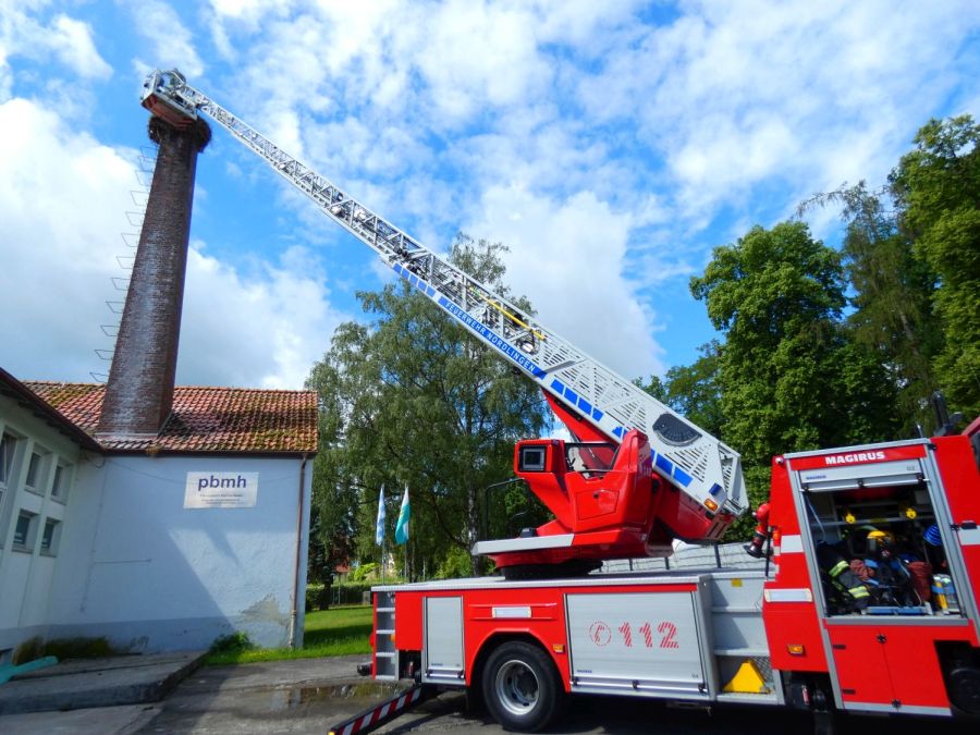 Drehleiter der Feuerwehr Nördlingen am Storchennest in Möttingen – Bild: Heidi Källner